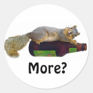 Sticker Rond Écureuil avec bouteille de bière vide