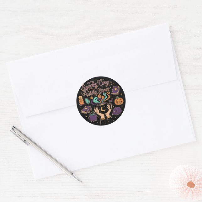 Sticker Rond Éffrayant Cosy Witchy Brews | Cute Halloween Aesth (Enveloppe)