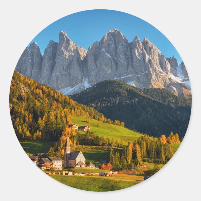 Sticker Rond Eglise et village avec paysage de montagnes (Devant)