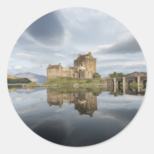 Sticker Rond Eilean Donan Castle avec réflexion en Ecosse