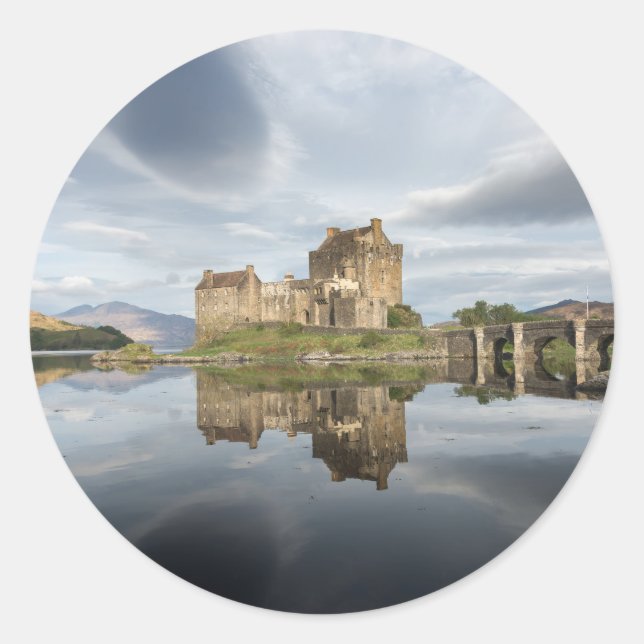 Sticker Rond Eilean Donan Castle avec réflexion en Ecosse (Devant)
