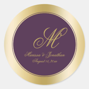 Sticker Rond Élégant Monogramme Or Script Plum Purple Mariage