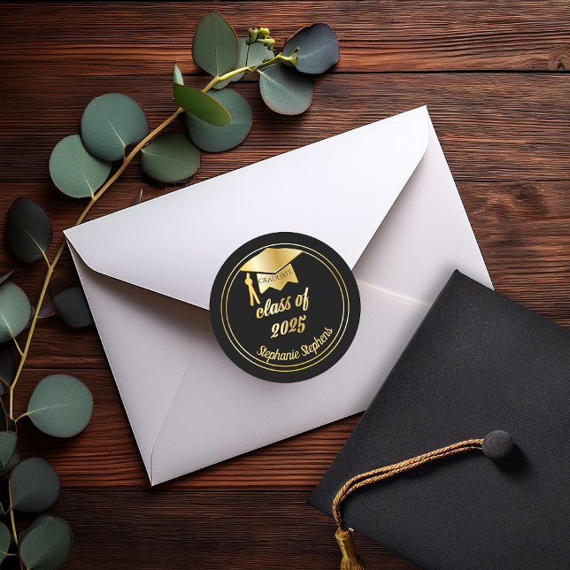 Sticker Rond Elégant Noir | Chapeau de Diplômé en Or Graduation (Elegant Black and Gold Tone Grad Cap Graduation Class of 2025 Classic Round Stickers)