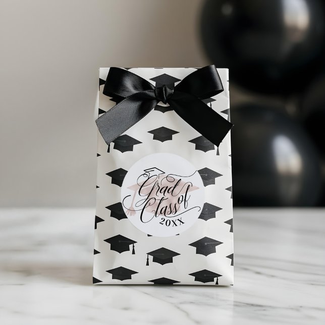 Sticker Rond Élégant noir Script typographique rose Casquette G (Elegant Black Script Typographic Pink Grad Cap Classic Round Sticker)