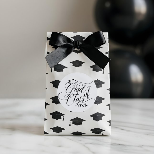 Sticker Rond Élégant script noir typographique Classe de Casque (Elegant Black Script Typographic Grad Cap Class of Classic Round Sticker)