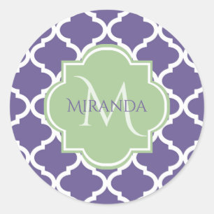 Sticker Rond Élégant violet Quatrefoil et nom vert Monogramme