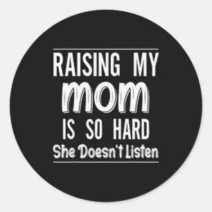 Sticker Rond Élever ma mère est si dur, elle n'écoute pas drôle