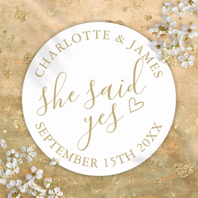 Sticker Rond Elle a dit oui Fête de fiançailles Chic Or (She Said Yes Engagement Party Chic Gold Classic Round Sticker)