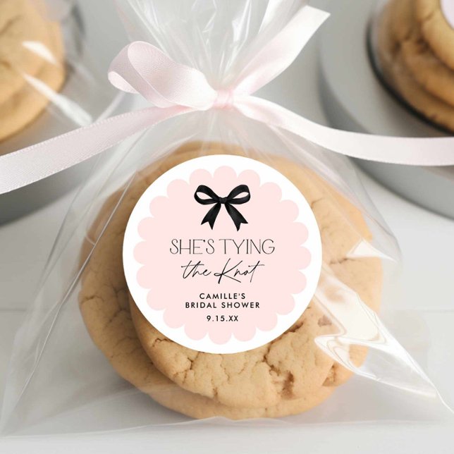 Sticker Rond Elle Attache Le Nœud Bowling Shower de Mariée (Pink She's tying the knot round sticker)