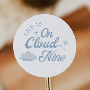Sticker Rond Elle est sur un nuage 9 Faveurs de fête de Bachelo