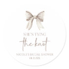 Elle Noue Le Nœud Blanc Fête de Mariage