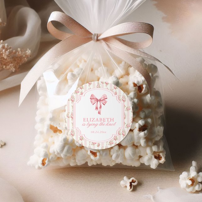 Sticker Rond Elle Noue le Nœud Papillon Coquette Bridal Shower (Créateur téléchargé)