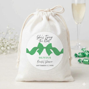Sticker Rond Elle Noue le Nœud Vert Kelly Cérémonie de Noces de