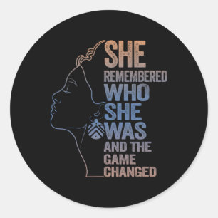 Sticker Rond Elle S'Est Souvenue De Qui Elle Était Et Le Jeu A