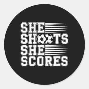 Sticker Rond Elle tire, elle marque Citation de football pour f