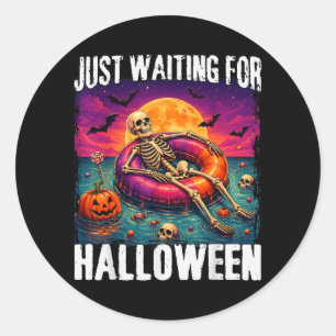Sticker Rond En attendant l'été d'Halloween squelette hommes fe