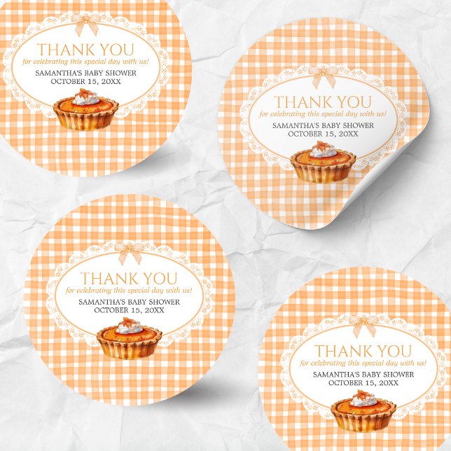 Sticker Rond en vichy Baby shower à tarte Little Cutie (Little Cutie Pie Gingham Pumpkin Baby Shower Sticker)