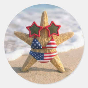 Sticker Rond Étoile de mer portant un bikini à drapeau et des l