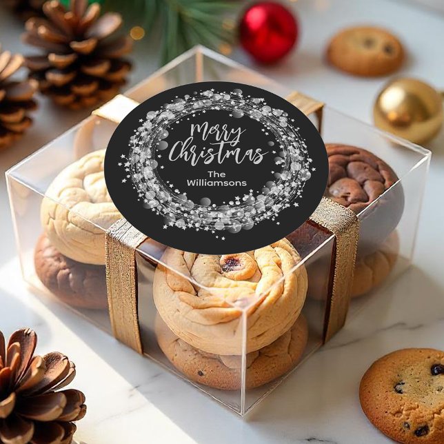Sticker Rond Étoiles d'argent Joyeux Noël (Silver Star Wreath Merry Christmas 3" Round Stickers, personalized with your name)