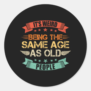 Sticker Rond Étrange d'avoir le même âge que les personnes âgée