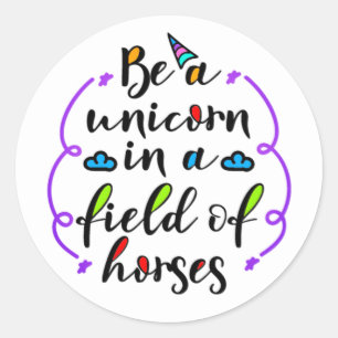 Sticker Rond Être une licorne dans un champ de chevaux Typograp