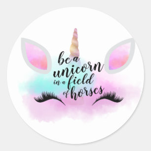 Sticker Rond Être Une Unicorne Dans Un Champ De Chevaux Personn