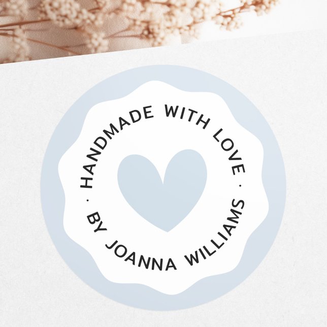 Sticker Rond Fabriqué à la main avec amour léger bleu ondulé bo (Handmade with love light dusty blue wavy border classic round sticker)