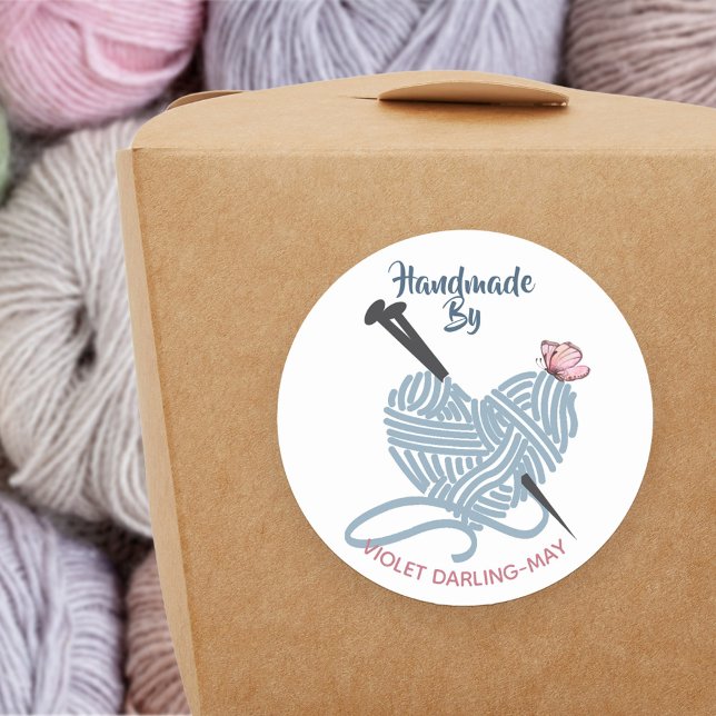 Sticker Rond Fabriqué à la main par Nom personnalisé - Artisans (Handmade by .. stickers for your hand knitted gifts and product packaging)