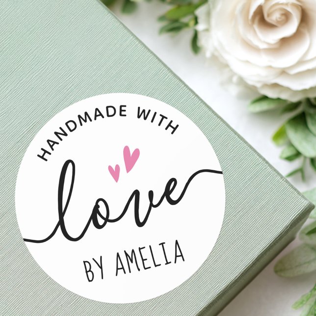 Sticker Rond Fait à la main avec amour coeur rose nom personnal (Handmade with love pink hearts custom name classic round sticker)