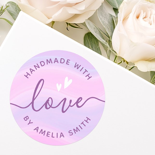 Sticker Rond Fait à la main avec les coeurs d'amour ajouter nom (Handmade with love hearts add name pink purple classic round sticker)