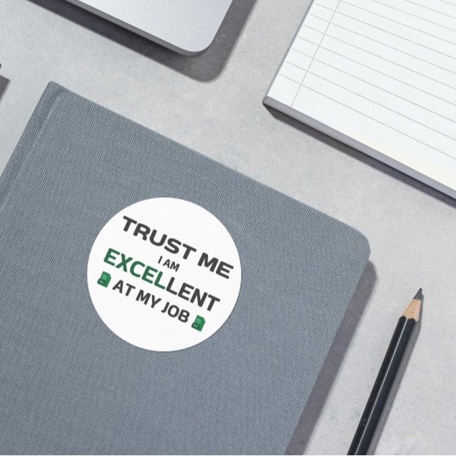 Sticker Rond Faites-moi confiance, je suis Excellent à mon trav (Trust me, I am Excellent at my job)