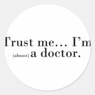Sticker Rond "Faites-moi confiance... Je suis (presque) médecin