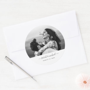Sticker Rond Faveur du mariage moderne Enregistrer la date Scri