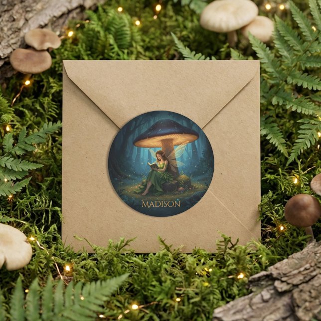 Sticker Rond Fée de Nuit Enchantée Lisant un Livre (Créateur téléchargé)