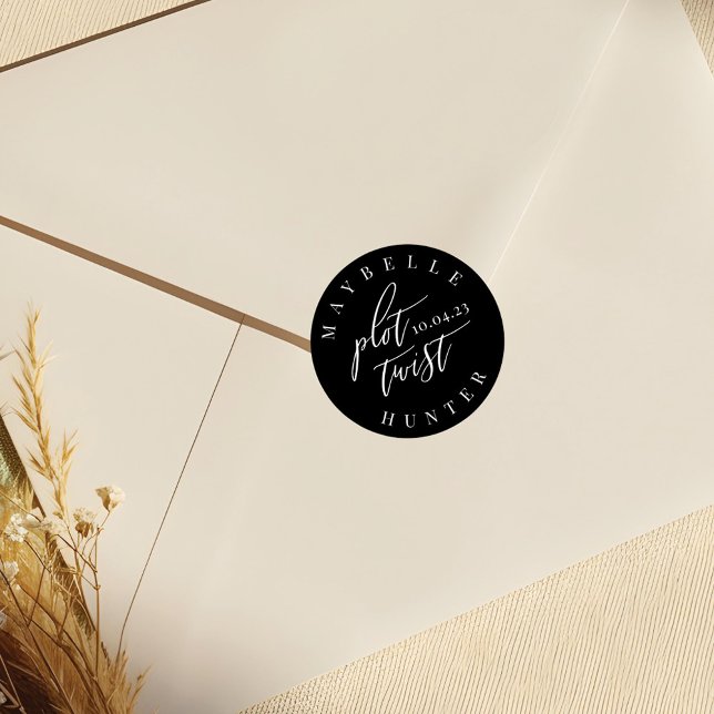Sticker Rond Fente Twist Black Modernisation Calligraphie Enreg (Plot Twist Black Modern Calligraphy Save The Date Classic Round Sticker)
