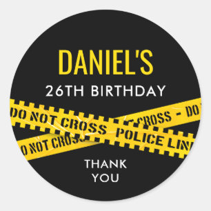 Sticker Rond Fête d'anniversaire sur une scène de crime avec ru