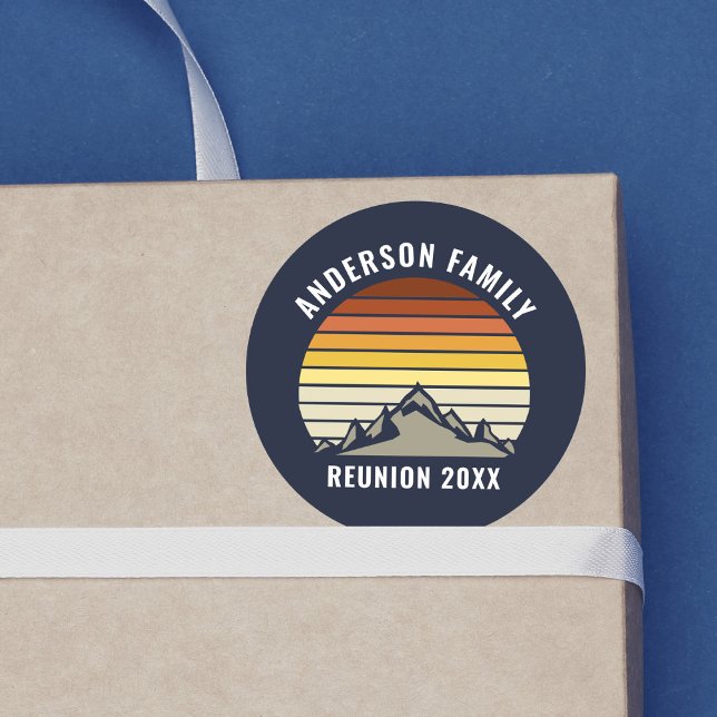 Sticker Rond Fête de réunion de famille Sunset Mountain personn (Créateur téléchargé)