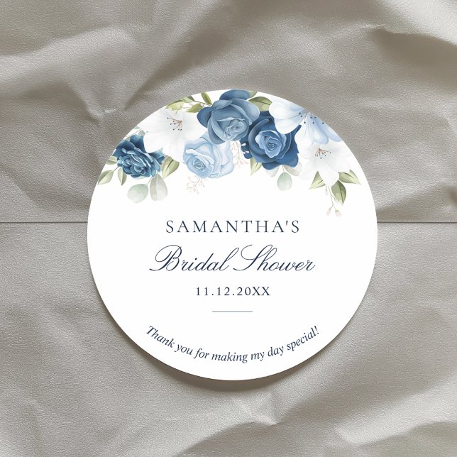 Sticker Rond Fête des mariées de script Floral Dusty Blue Water (Floral Dusty Blue Watercolor Script Bridal Shower Classic Round Sticker)
