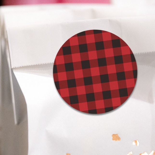 Sticker Rond fête plaid rouge rustique d'hiver bûcheron (rustic winter lumberjack red buffalo plaid party classic round sticker)