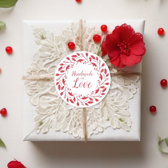 Sticker Rond Feuilles rouges & Branches Citation d'amour faite  (Red Leaves & Branches Wreath Handmade with Love Quote Design for Crafters Round Stickers.)