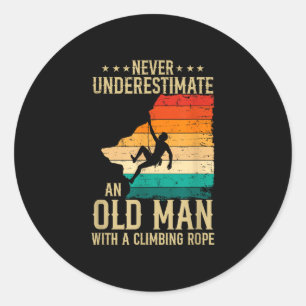 Sticker Rond Fier d'un vieil homme avec une corde d'escalade fê