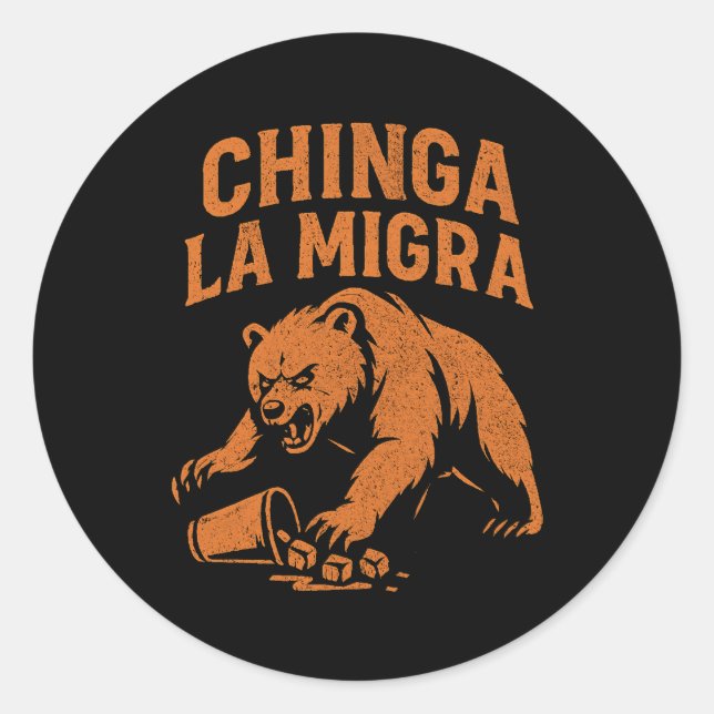 Sticker Rond Fierce Bear Protest – Chinga La Migra Bold Graphic (Devant)