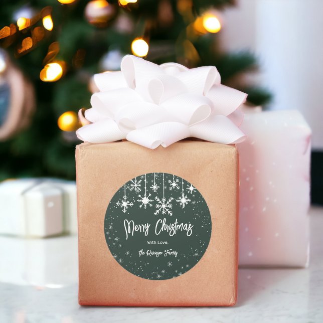 Sticker Rond Flammes blanches élégantes vertes de Noël (White snowflakes elegant green merry christmas classic round sticker)