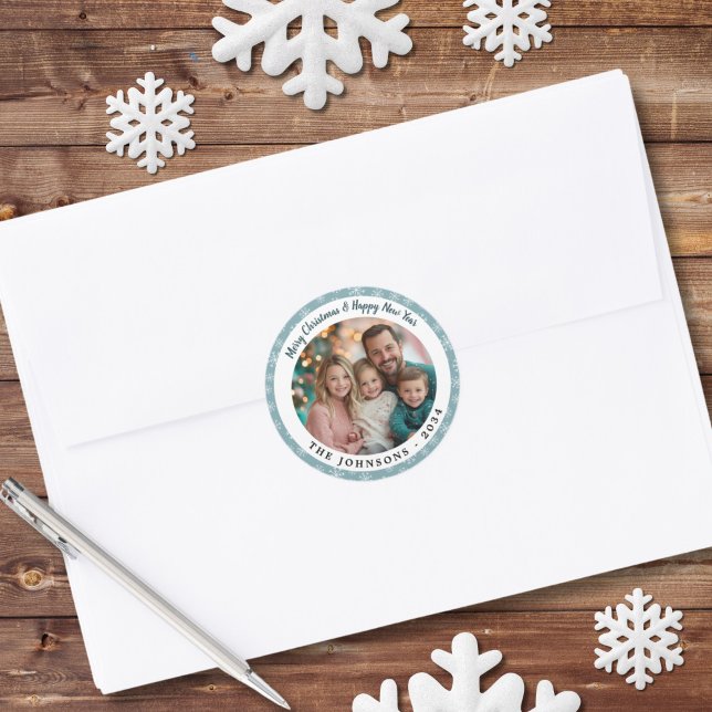 Sticker Rond Flèches de neige Turquoises modernes (Round Blue Snowflake Christmas Sticker)