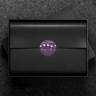 Sticker Rond Fleur de Lis Eggplant Lumières pourpres Mariage