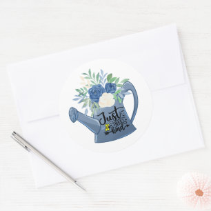 Sticker Rond Fleurs Just Bee Kind dans un arrosoir Positivité
