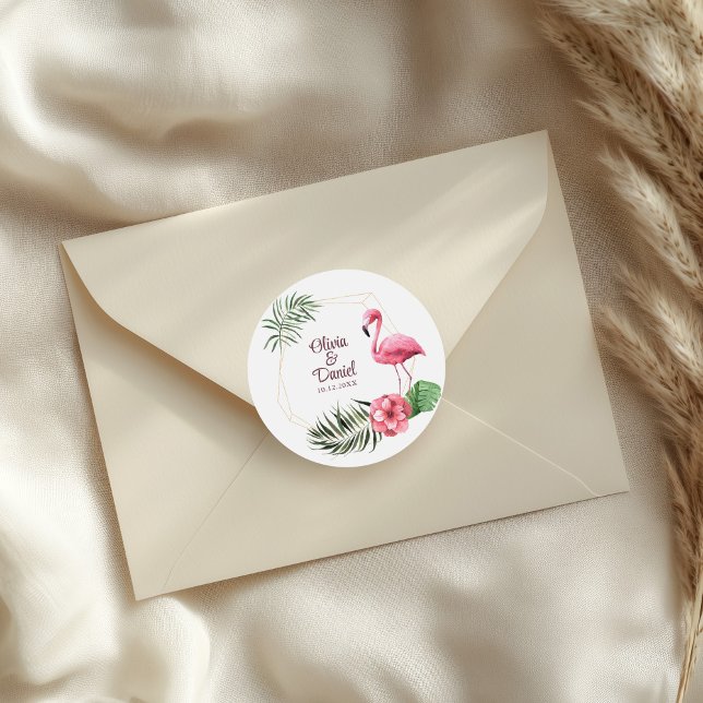 Sticker Rond Fleurs tropicales et Mariage Flamant rose (Tropical Flowers and Flamingo Wedding Classic Round Sticker on a wedding envelope.)