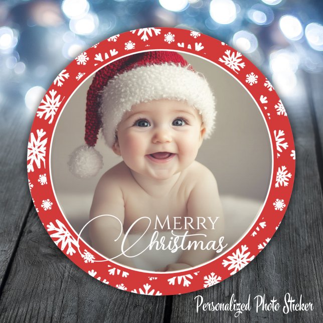 Sticker Rond Flocon de neige rouge et blanc Joyeux Noël Photo (Red And White Snowflake Merry Christmas Photo Classic Round Sticker)