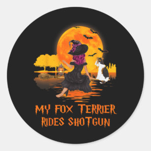 Sticker Rond Fox Terrier fait du covoiturage chien et sorcière 