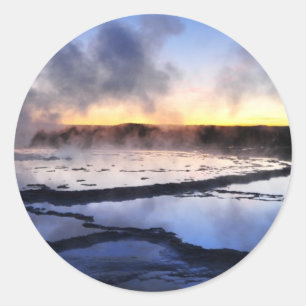 Sticker Rond Fumée de geyser au coucher du soleil